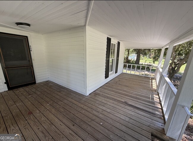 Building Photo - 604 Shy St