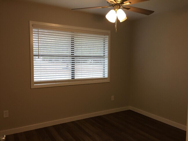 Building Photo - 501 E Oak Ridge Dr