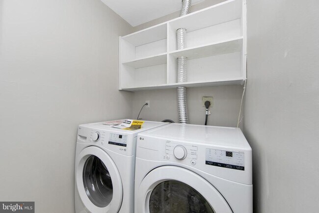 Building Photo - 2 S Sunset Rd