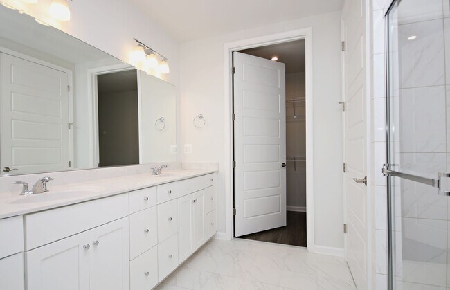 Building Photo - Avinity Townhome With Main Level Bedroom