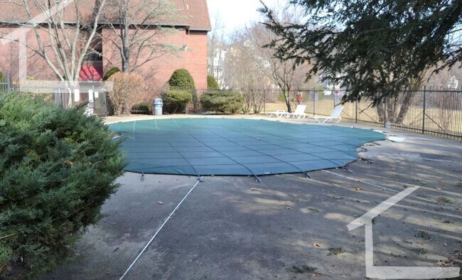 Building Photo - Great 2-bed with Pool!  Ht + HW Incl., 2 Parking Spots Included.  Cat Friendly