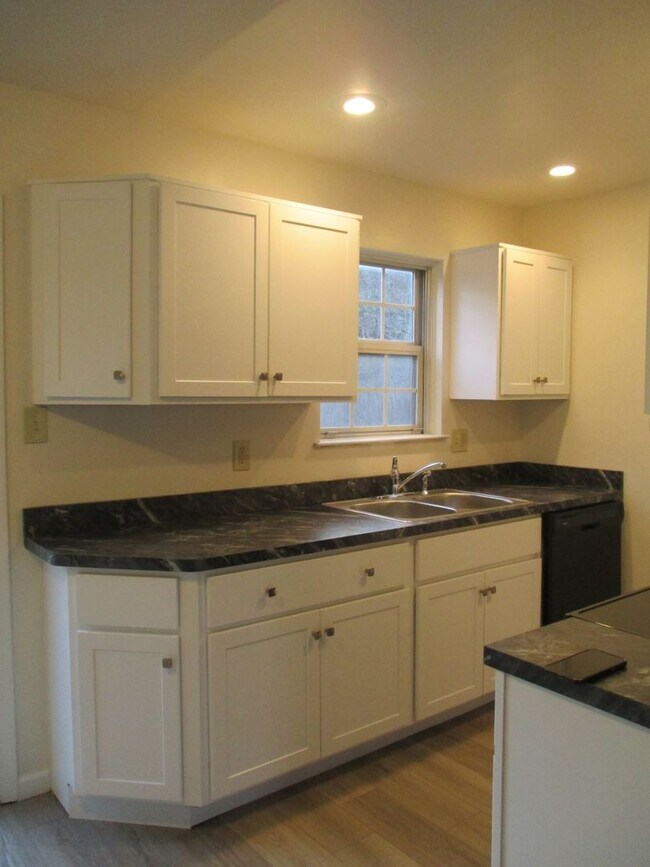 Building Photo - Northampton School District spacious end unit townhome located in the Borough of Bath featuring s...