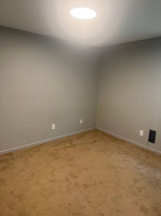 Building Photo - 431 Maple Grove Way