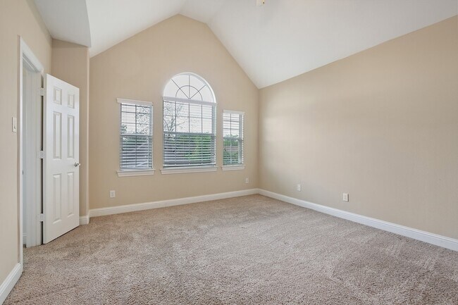 Building Photo - 5812 La Vista Dr