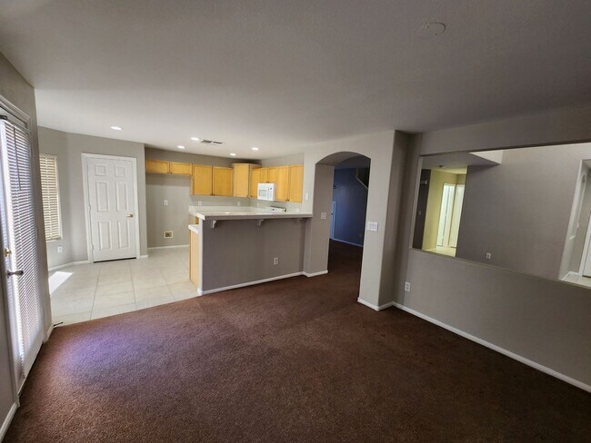 Building Photo - Gorgeous 3Bed/2.5 Bath home- located in N. Summerlin gated Community
