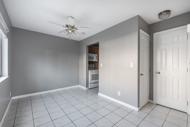 Building Photo - 2140 Sherwood Forest Blvd