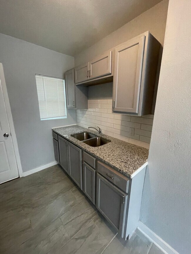Building Photo - 3/1 Single family home : Available now!
