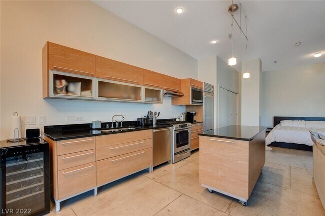 Building Photo - 200 Hoover Ave