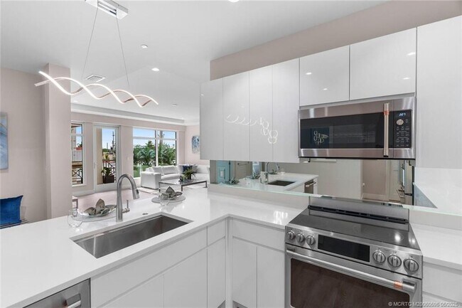 Building Photo - 41 SW Seminole St