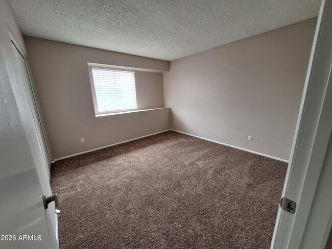 Building Photo - 1449 E Knoll Cir