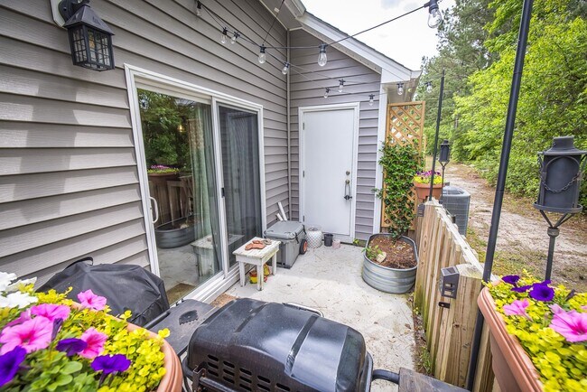 Building Photo - This spacious 3-bedroom, 2-bathroom townhouse offers modern living