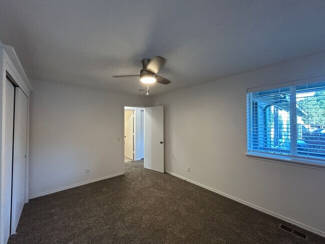Building Photo - 1073 NE Hidden Valley Dr