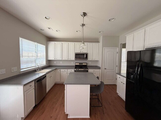 Building Photo - Well maintained 4 bedroom home with a golf course view!