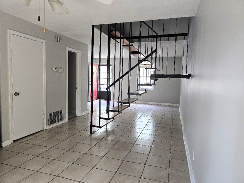 Building Photo - 3815 Parklane Dr