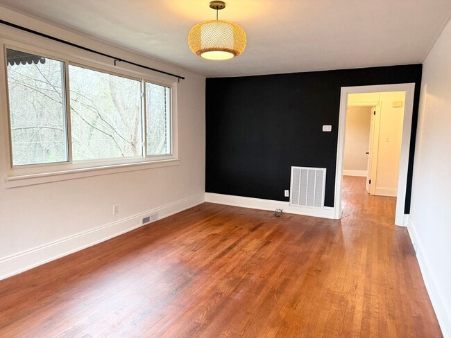 Building Photo - Beautiful Brick Home in Prime Hickory Location – Spacious Layout & Hardwood Floors!