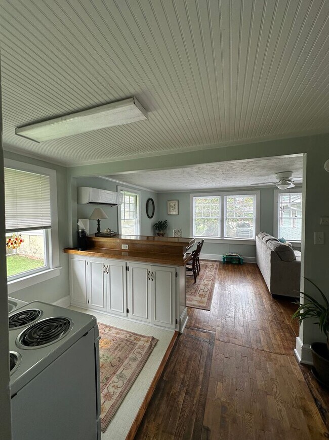 Building Photo - One Bedroom Garage Apartment in 5 Points!!