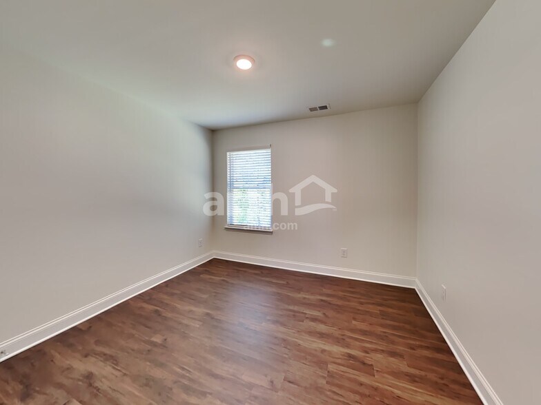 Building Photo - 2042 Windsor Park Ave
