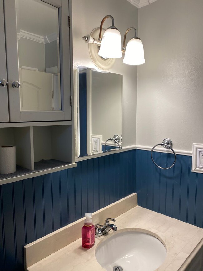 Building Photo - Contact Peggy Goodman 501 676 1758 or Heat...