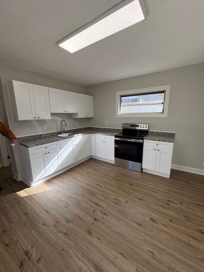 Building Photo - 3 bedroom 3 bath in Spartanburg with Lots of Space !!! Workshop in the garage!!