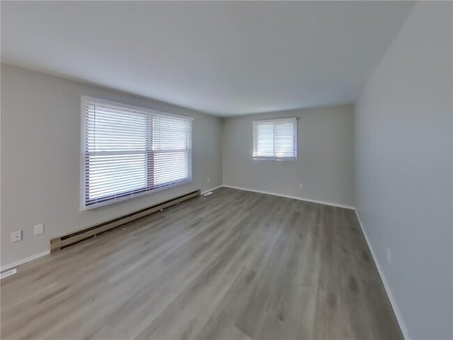 Building Photo - 1056 S Shore Dr