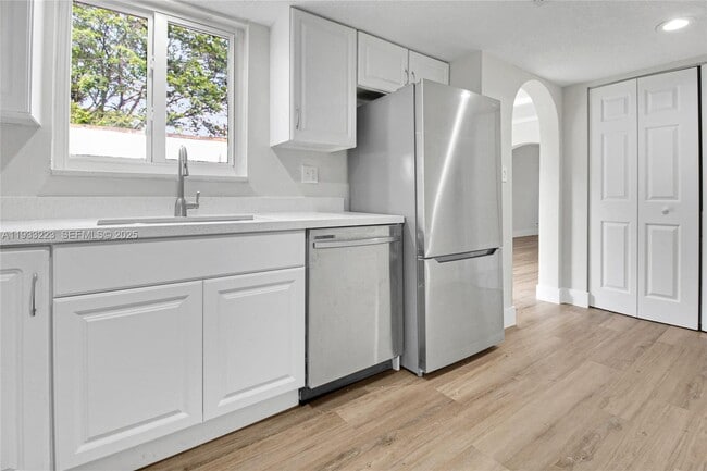 Building Photo - 1211 N Andrews Ave