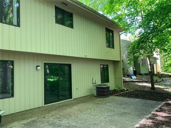 Building Photo - 1810 Comstock Ln N
