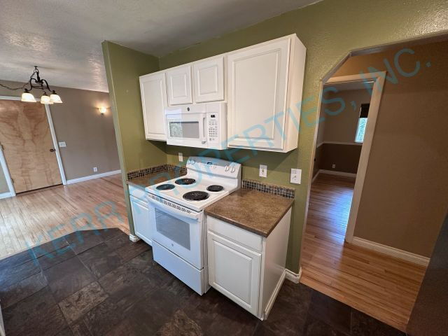 Building Photo - FREE RENT! Charming 3-Bedroom Haven with 2 Baths in Gresham – 1308 Sq. Ft. of Comfort!