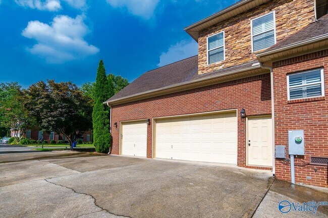 Building Photo - 305 Walden Glen Ct