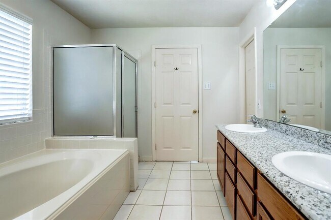 Building Photo - 2426 Linwood Dr
