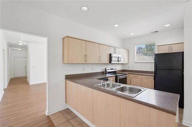 Building Photo - 2596 Bates St SE