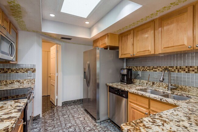 Building Photo - 4/2 Tampa Home