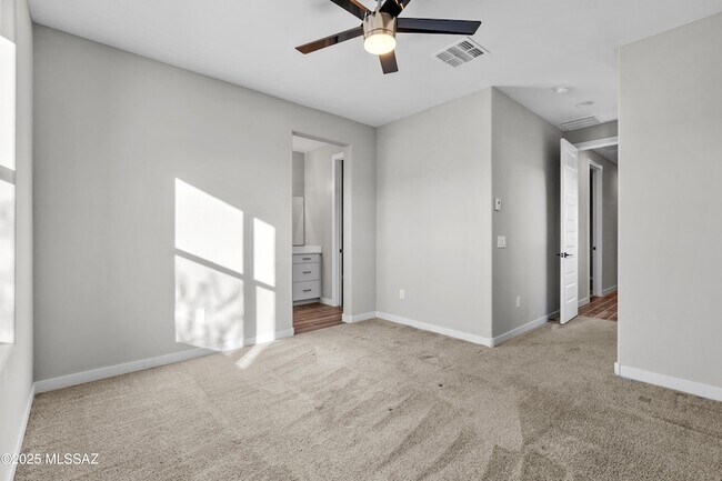 Building Photo - 1009 E Silver Ray Dr