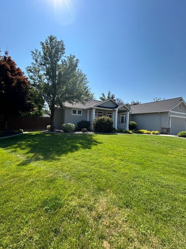 Building Photo - Impressive Home w/ 6 Bedrooms, Full Finish...