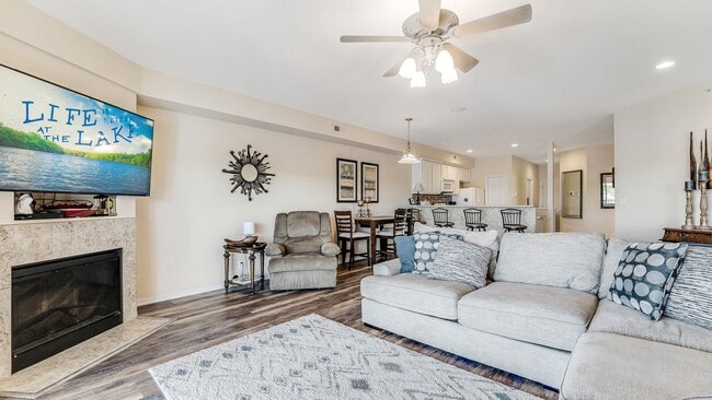 Building Photo - LUXURY JEFFRIES RD 3B/2B CONDO FURNISHED