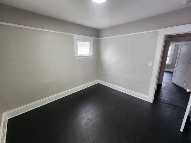 Building Photo - Charming 4-Bedroom Property in Prime Location