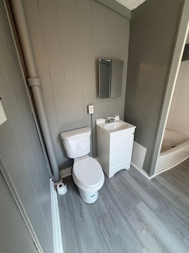 Building Photo - 4 Bedroom House