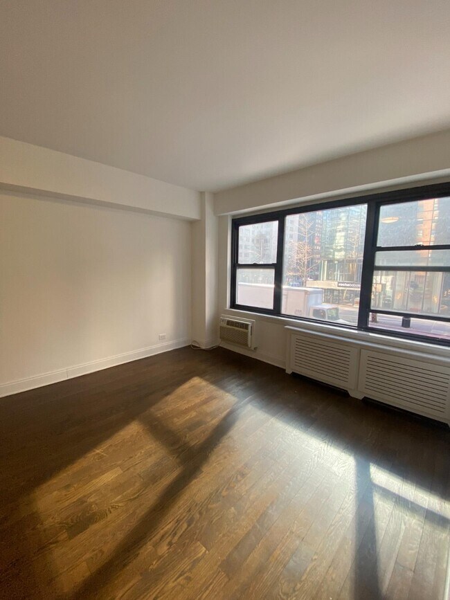 Building Photo - 157 E 57th St