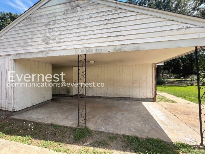 Building Photo - 8044 Oakbrook Dr
