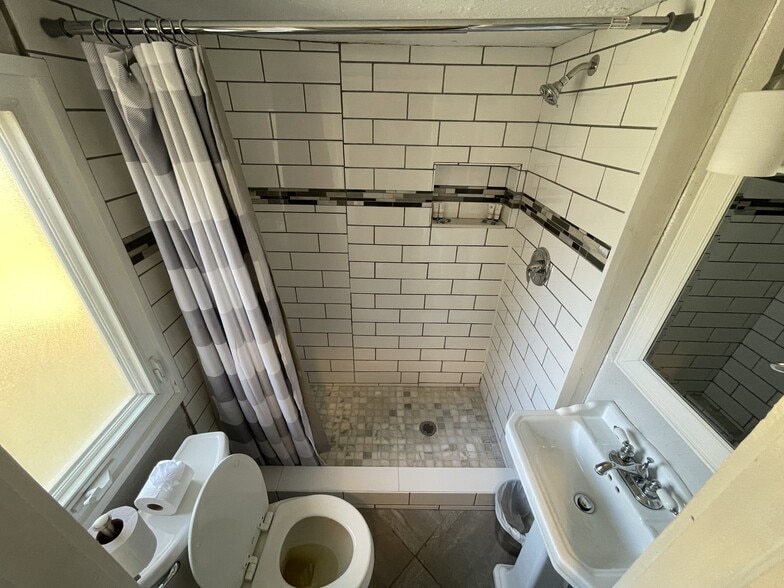 Building Photo - 410 E Floribraska Ave