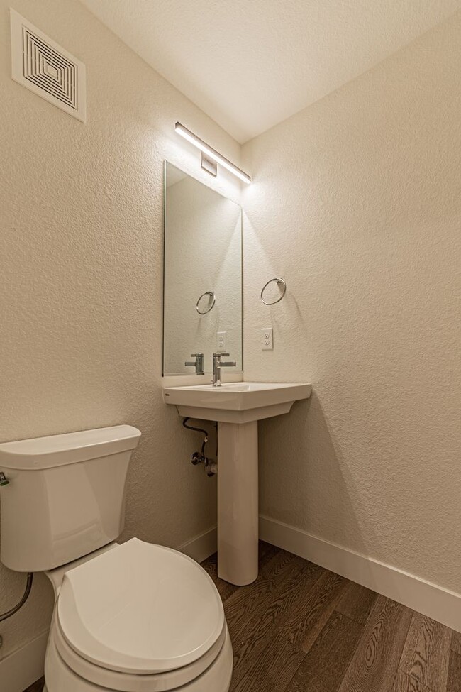 Building Photo - Newer Build 2 Bedroom, 4 Bathroom Jefferson Park Townhome