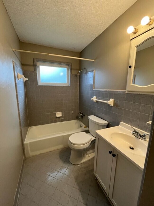 Building Photo - Renovated 3 Bedroom 1 Bath Home for Rent!