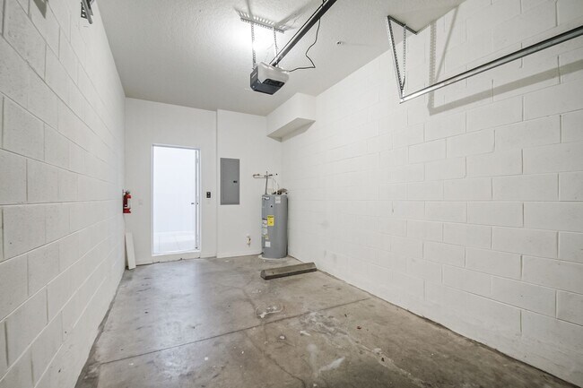 Building Photo - Spacious 3/2 Condo in the Gated Oakwater Community with Single Car Garage! Brand new carpets and ...