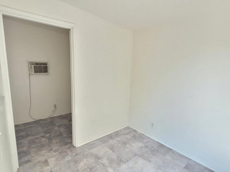 Building Photo - 204 W Duell St