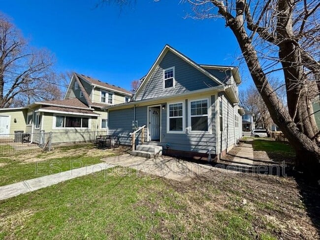 Building Photo - 838 N Temple Ave