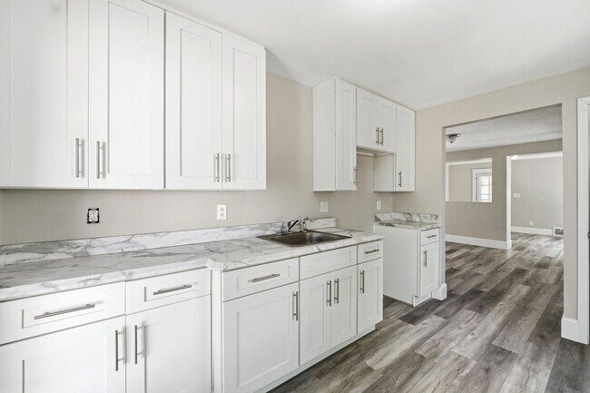 Building Photo - Newly Renovated 2 Bedroom Single Family Home