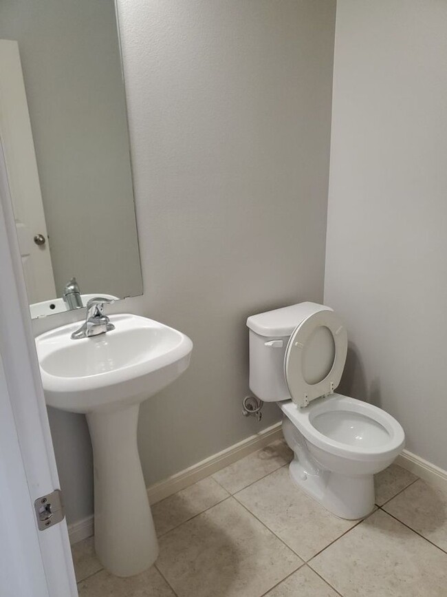 Building Photo - 4 bedrooms/2.5 bath over 2,000 square feet