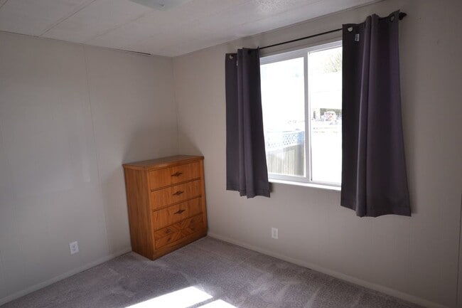 Building Photo - 566 SW Paiute St
