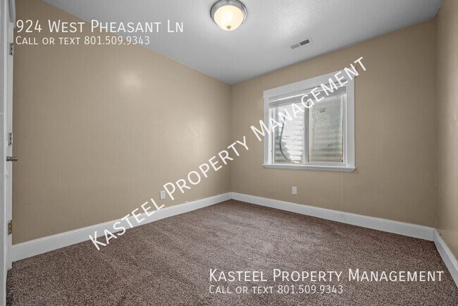 Building Photo - 924 W Pheasant Ln