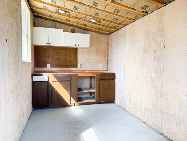 Building Photo - Beautifully Remodeled 4 Bed, 2 Bath Spacious Home with Second Kitchen Near UW Medical!