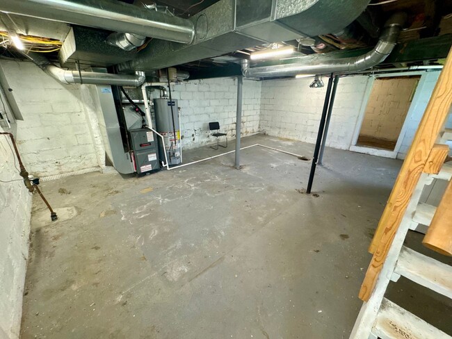 Building Photo - Open Concept 3 Bed 1.5 Bath in Swissville!